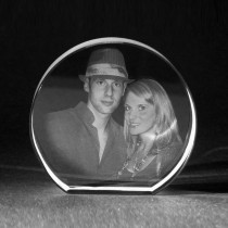 2D Foto in runden Mirror aus Glas gelasert. Laserbild by 3D Crystal Portrait.