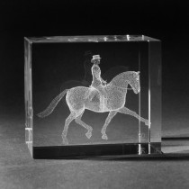 3D Dressurreiterin in 3D Kristall Glas gelasert.