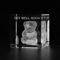 3D Kranker Teddybär Gute Besserung in Glaswürfel gelasert. 3D Crystal Glas Freundschaft
