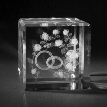 3D Motiv Eheringe in Kristallglas gelasert. 3D Crystal Liebe und Hochzeit in Glas