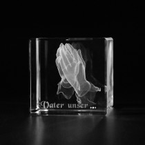3D Betende Hände mit Vater Unser. Motive der Religion in Kristallglas gelasert.
