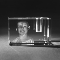 3D Portrait Laser Foto in Glas. 3D Crystal Bild in Stiftehahlter gelasert