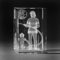 3D Laserglas. Feuerwehrmann in 3D Glas graviert