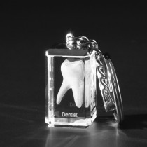 Schlüsselanhänger mit 3D Zahn Dentist. Zahnmodell in Kristallglas gelasert