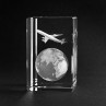 3D Motiv Globus mit Flugzeug Kristallglas gelasert. Weltkugel in Glas
